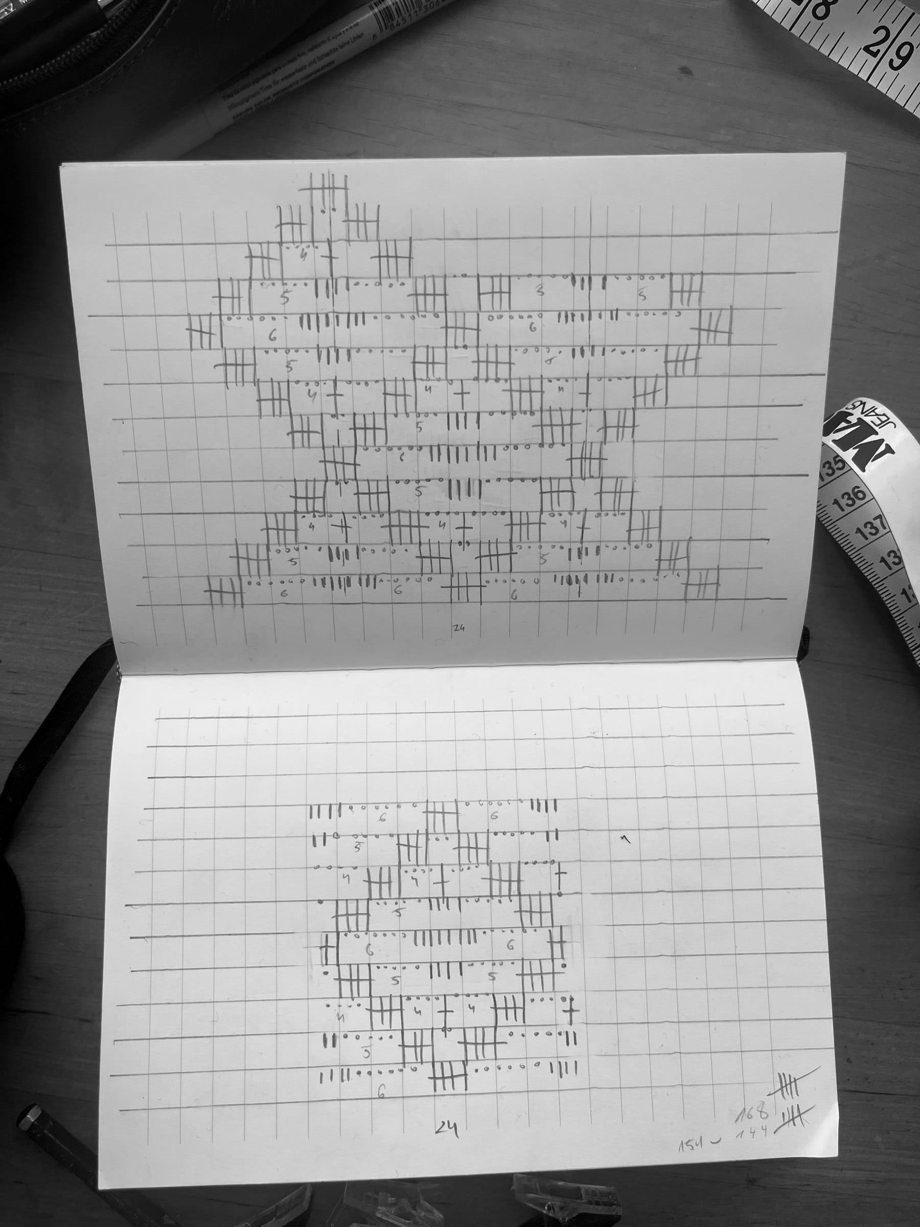 Handgezeichnete Häkelschrift des Motivs auf Rasterpapier