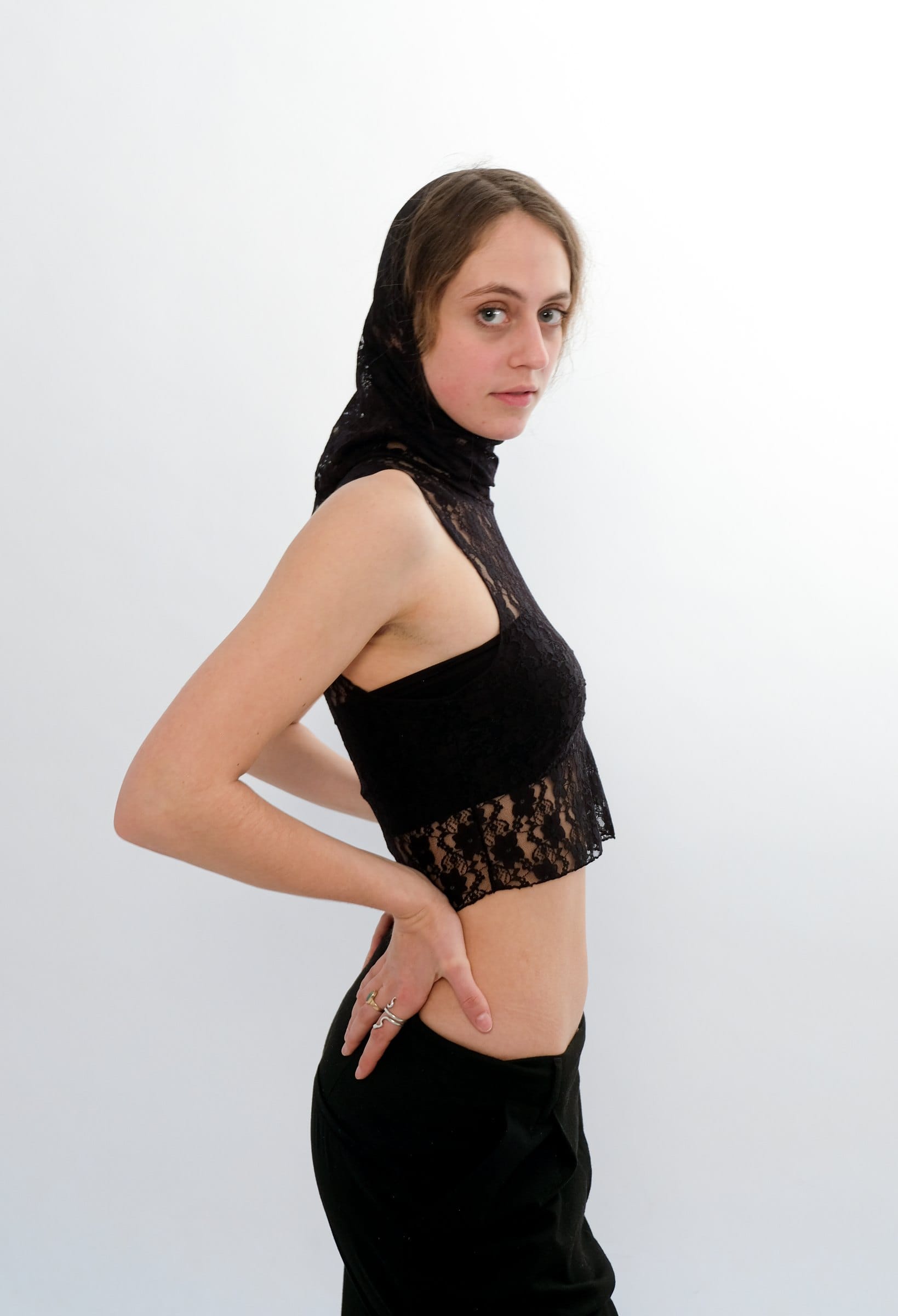 Model im maschinengenähten Spitzentop, Seitenansicht
