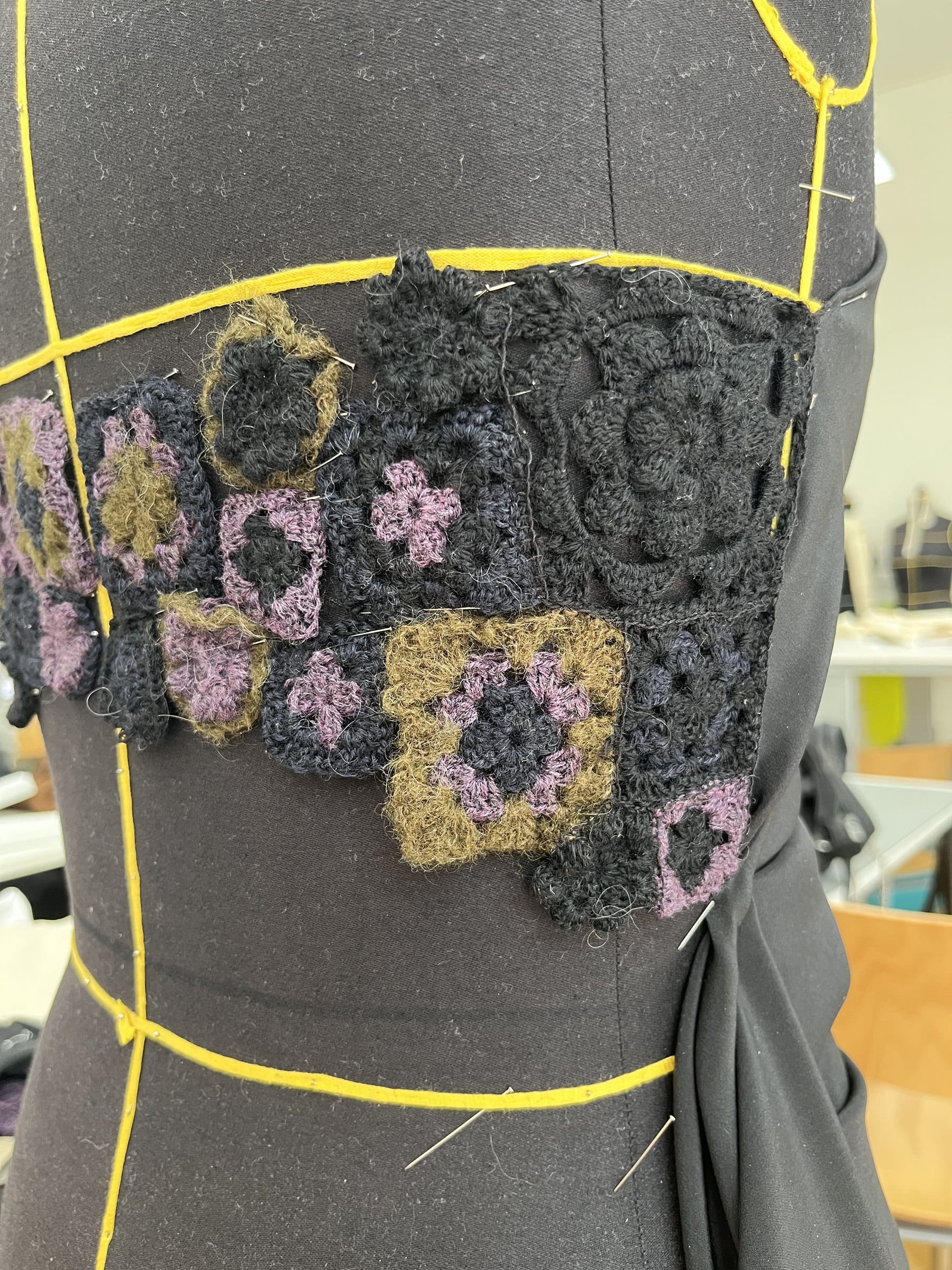 Gehäkelte Granny Squares, auf einer Schneiderpuppe festgesteckt