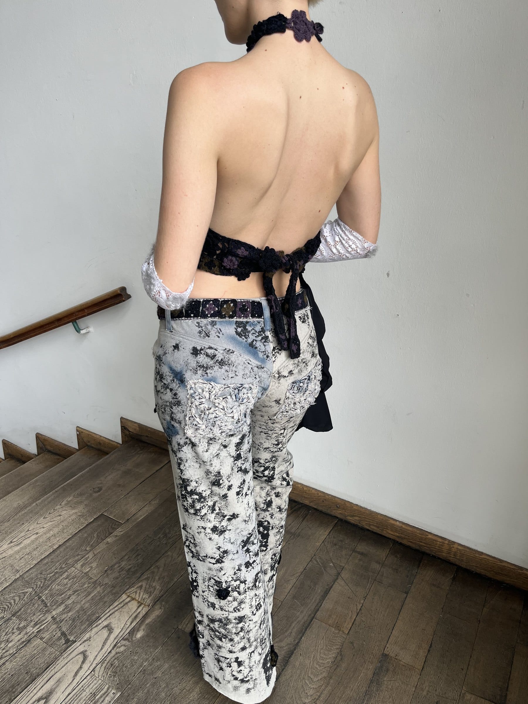 Rückansicht des fertigen Looks mit freiem Rücken