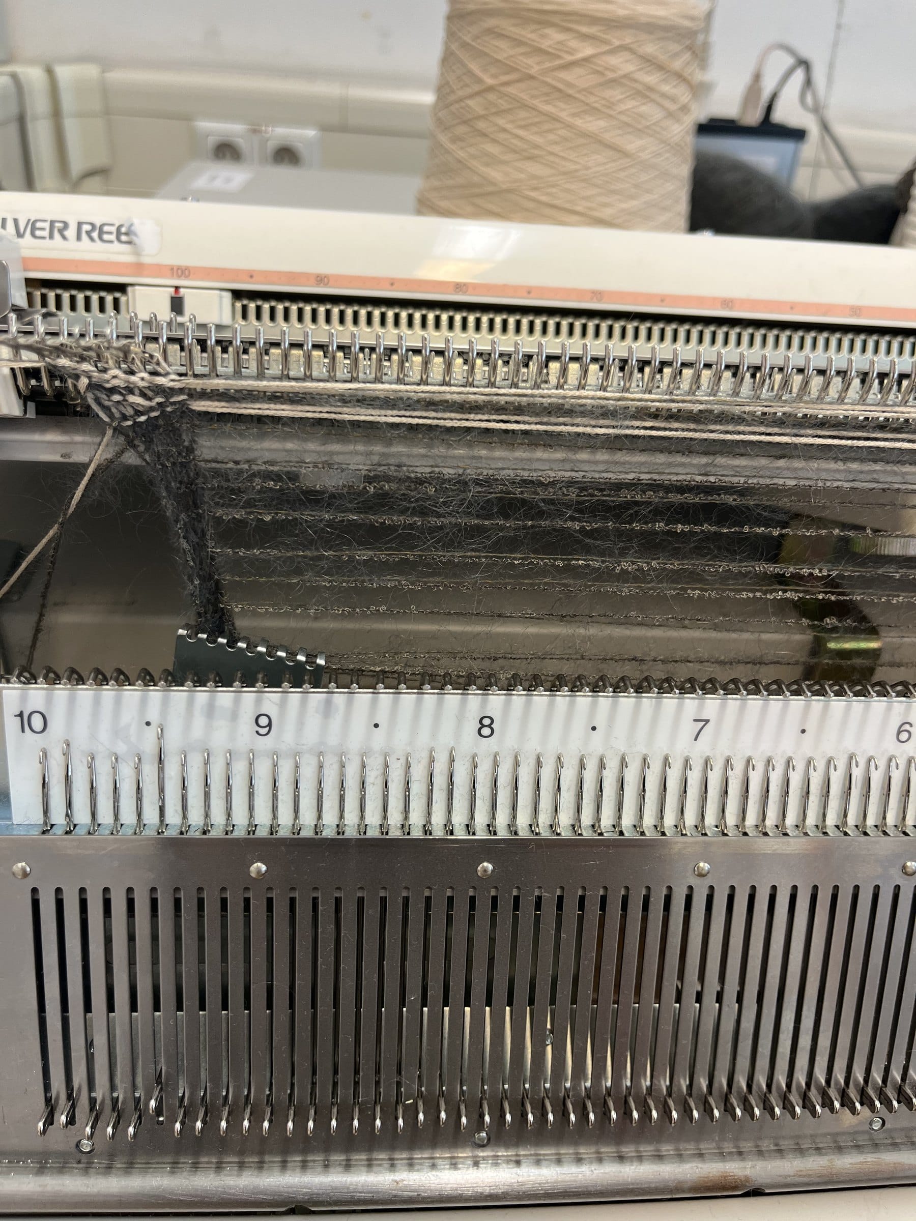 Nahaufnahme des Nadelbetts der Strickmaschine