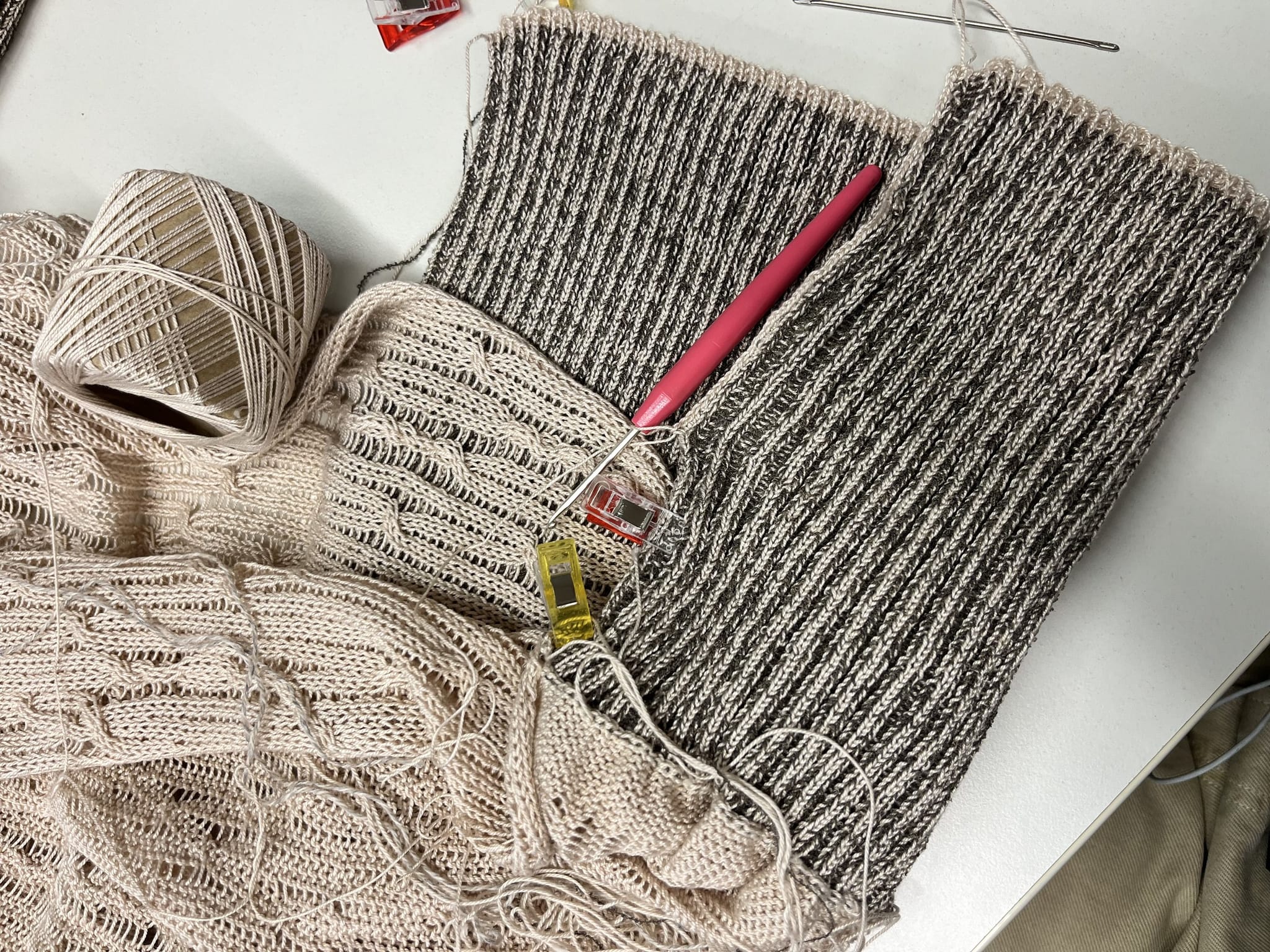 Strickproben in beigem und braunem Garn mit einer Garnkone