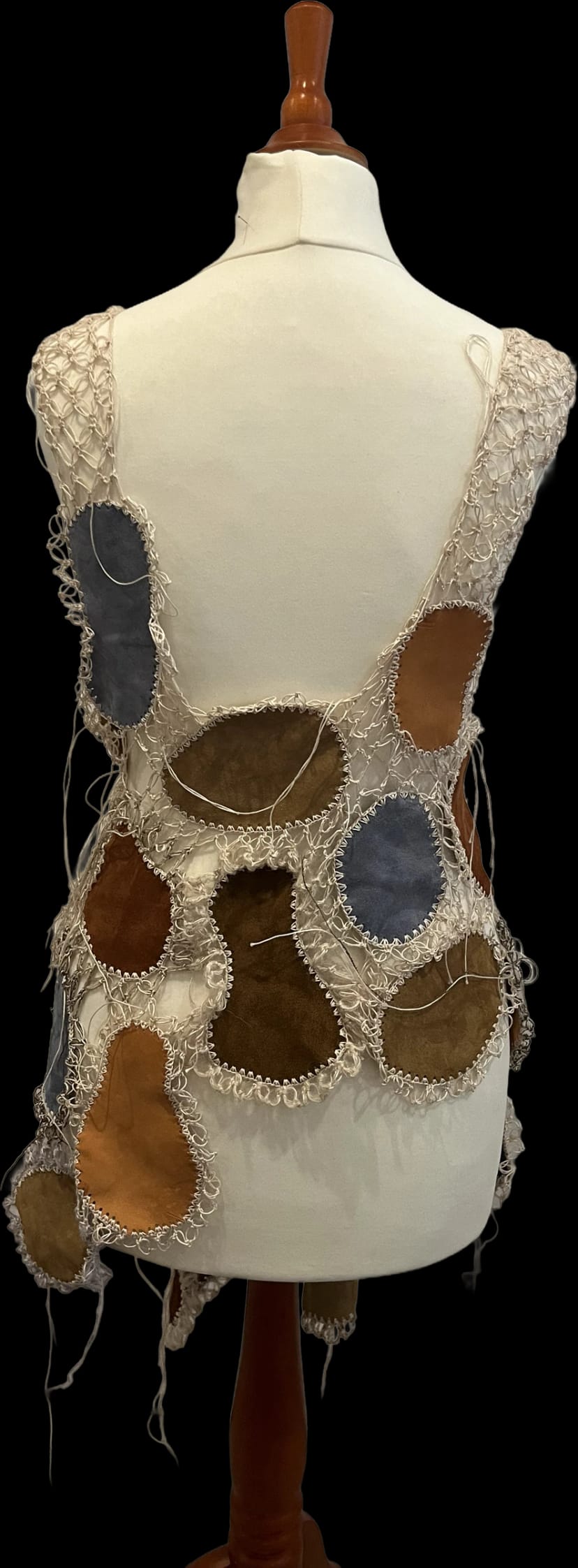 Rückansicht des Kleids auf der Schneiderpuppe