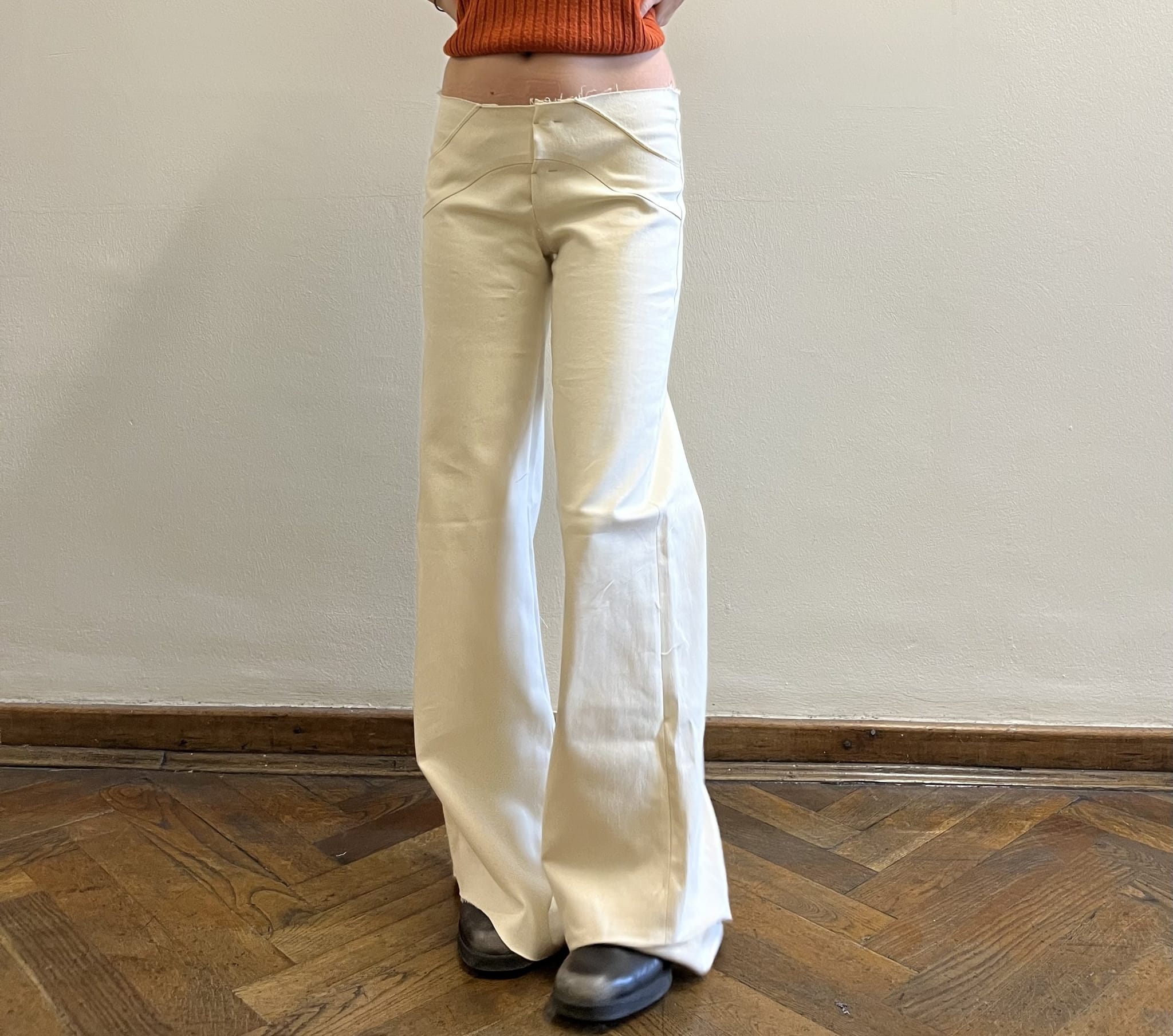 Anprobe der Schlaghose aus ungefärbtem Denim