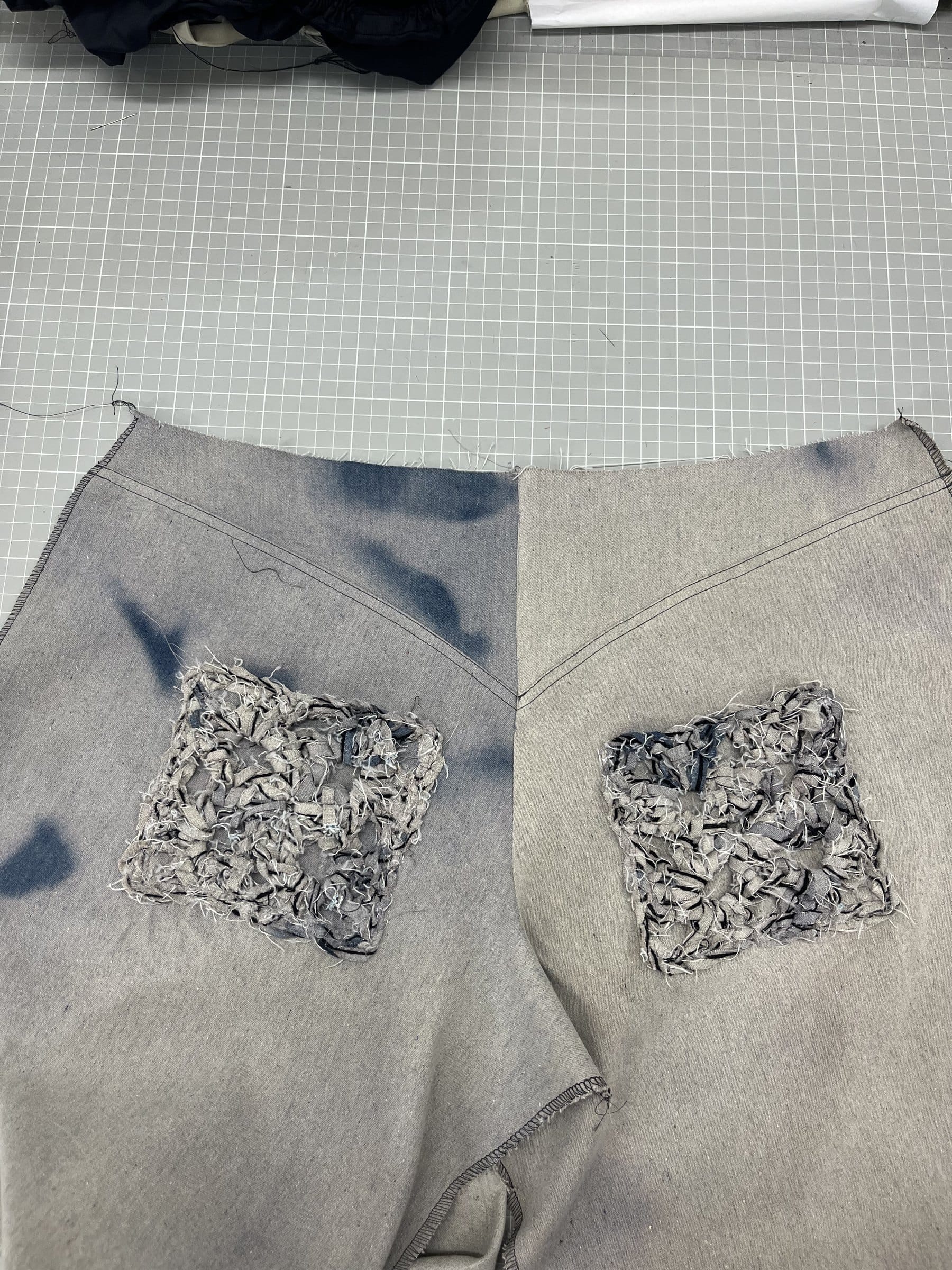 Granny-Square-Druck auf den Gesäßtaschen der Jeanshose